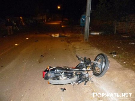 Мотоциклист с пассажиром попали в аварию.