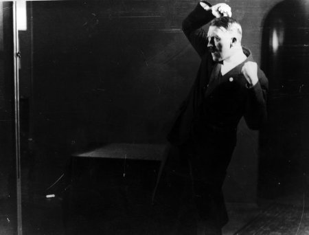 Адольф Гитлер репетиция жестов перед зеркалом.