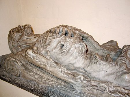 Транзи-скульптурные надгробия в виде частично разложившегося трупа.