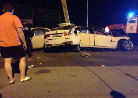 Пьяный водитель убил себя и двух девушек.