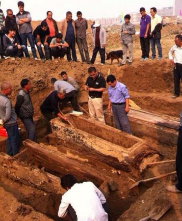 За 300 лет тело в гробу отлично сохранилось.