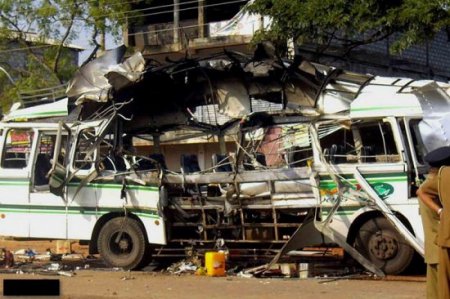 Взорвали автобус в Шри Ланке.