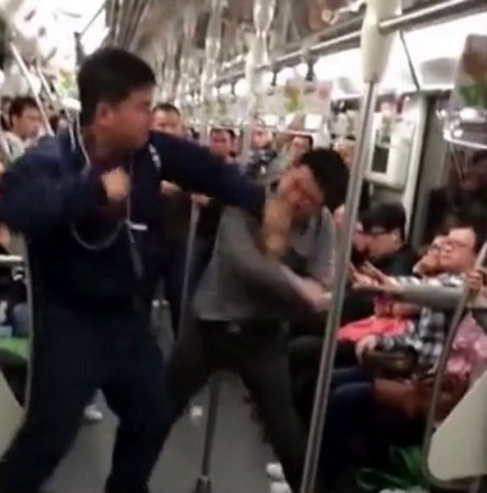 Техничный любительский поединок в шанхайском метро