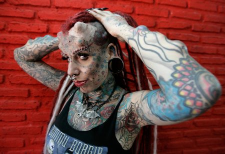 Мастер татуировки из Мексики превратила себя в вампира 