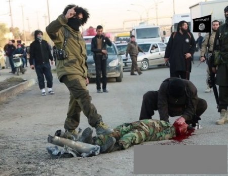 ISIS казнили курда из-за обстрела  города затерянного где-то в песках