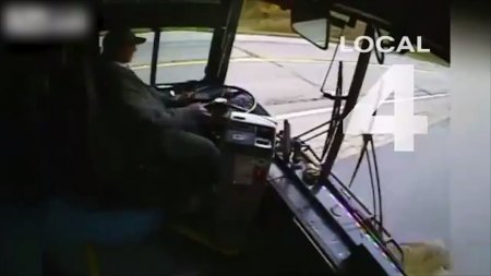65-летний водитель автобуса smart уснул и протаранил несколько автомобилей.