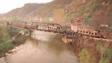 Преступление НАТО: Авиаудар по сербскому пассажирскому поезду 12 апреля 1999 года