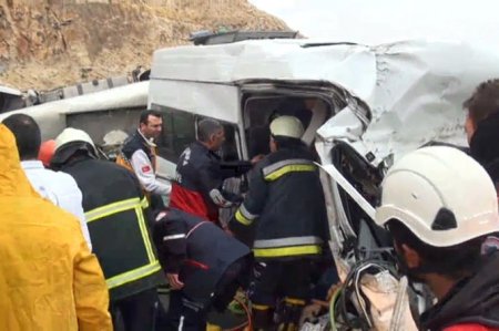 В Турции столкнулись микроавтобус и бетономешалка, 12 погибших