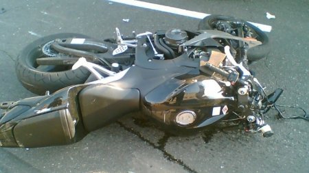 На демонстрации мотоциклист сбил девушку 
