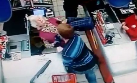 Мужчина “нокаутировал” старушку в очереди в магазине “Пятерочка”