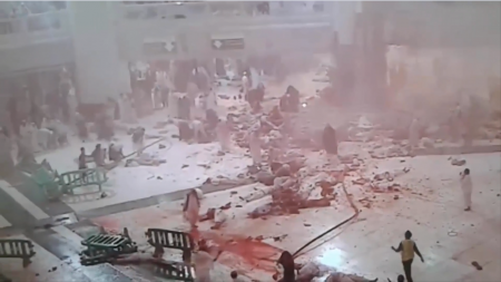Момент падения крана на мечеть (с камеры видеонаблюдения)