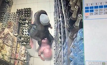 Мать  избила  дочь за шалость в магазине 