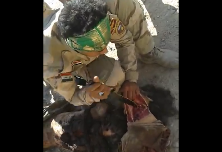 Курдский солдат отрезал голову у трупа