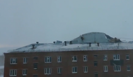 В городе Дудинка ветер снес крышу дома.