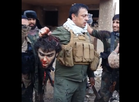 Курдский солдат отрезал голову трупу 2