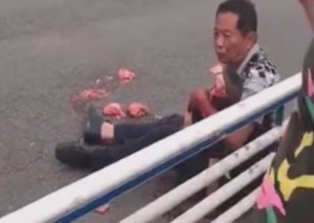 Дедушка споткнулся,автобус внуку голову раздавил(полная версия видео)  
