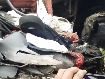 Злобный индийский поезд порвал машину с людьми 