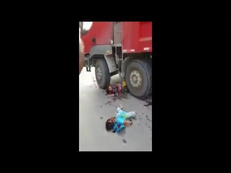 Женщина с ребёнком попали под грузовик