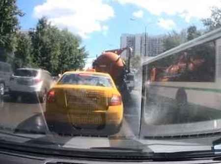 Водитель московского автобуса с лихвой черпнул дерьма из взорвавшейся говнокачки