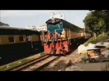 Мужика сбивает поезд