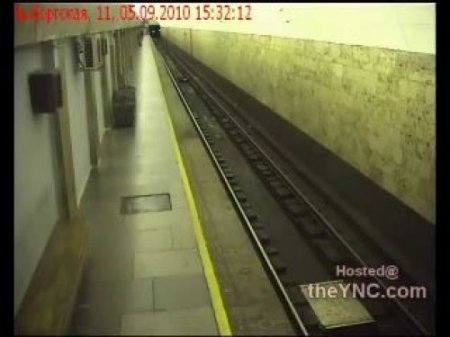 Прыгнул под поезд в метро