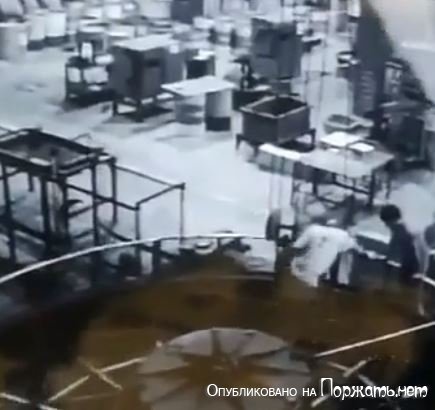 Падение рабочего на фабрике,Китай 
