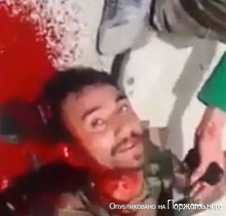 Сирийский солдат истекает кровью 