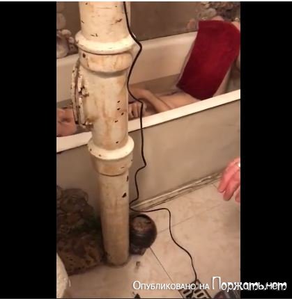 Мама показывает своего 28-летнего сына,убитого упавшими в ванную щипцами для завивки волос(Москва)