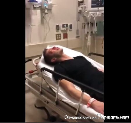 Полицейский избивает подозреваемого в больнице 