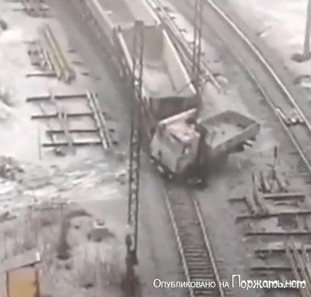 Поезд таранит грузовик 