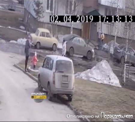 Девочка упала в канализационный люк в Новосибирске
