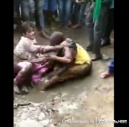 Избиение двух женщин,видимо за воровство.Индия 