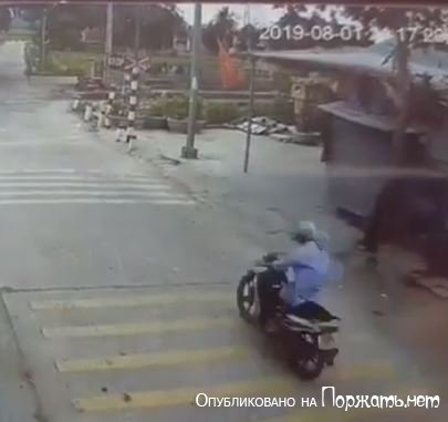 Поезд сбил девушку на мотоцикле с другого ракурса