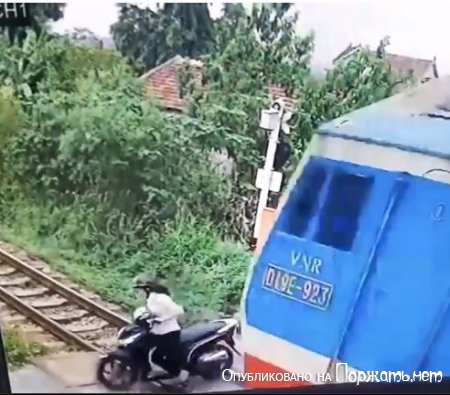 Поезд сбил девушку на мотоцикле 