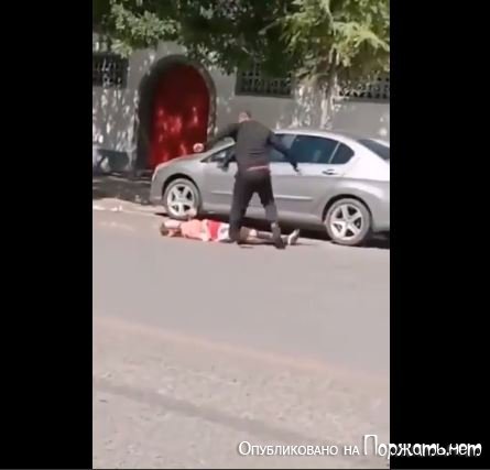 Избиение женщины на улице 