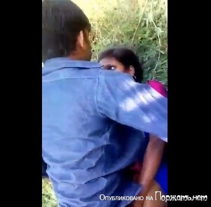 Индийская девушка изнасилована на глазах у своего парня 
