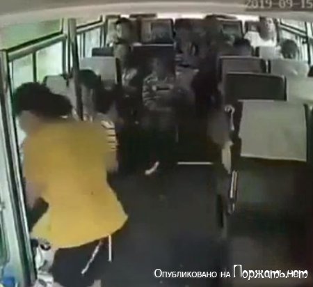 Женщина вышла из автобуса на скорости 