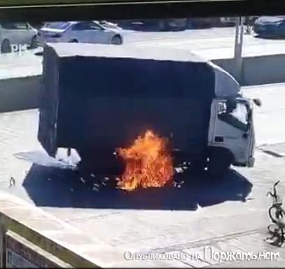 Возгорание после столкновения мотоциклиста и грузовика 