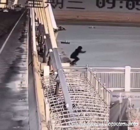 Суицид девушки,прыжок с моста в воду 