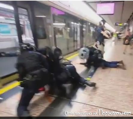 Спецназ в метро Гонконга 