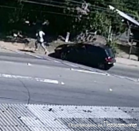 Машина сбивает бегущего человека 
