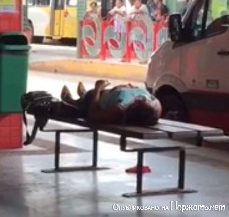 Женщина умирает от коронавируса,вокзал Бразилии