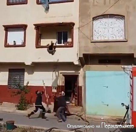 Женщина совершает прыжок спасаясь от пожара,Марокко  