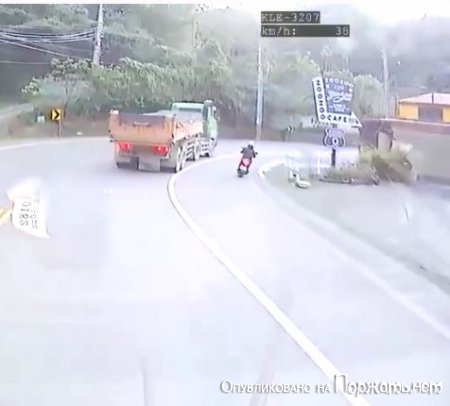 Мотоциклист ловко залез под грузовик 