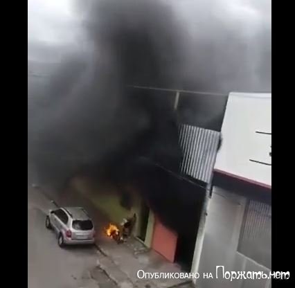 Пожар в заводском помещение 