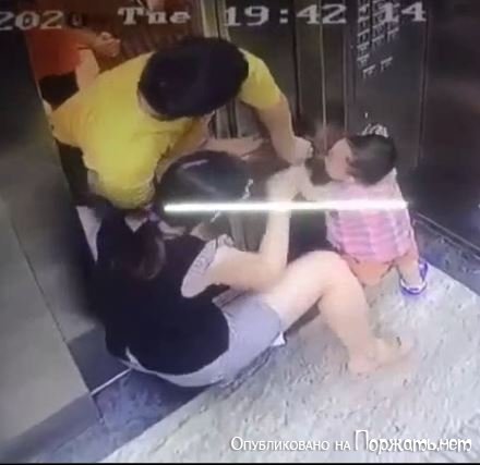 Дверь лифта защемила руку ребёнка,Вьетнам 