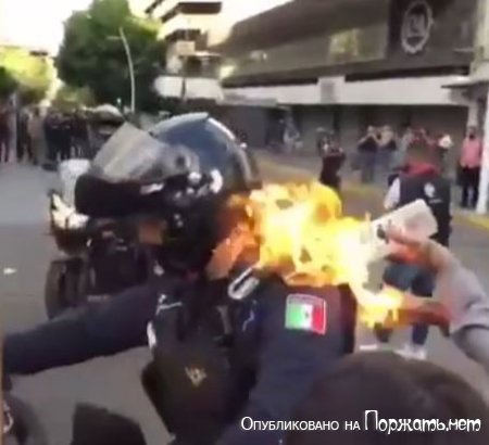 Протестующий поджёг полицейского 