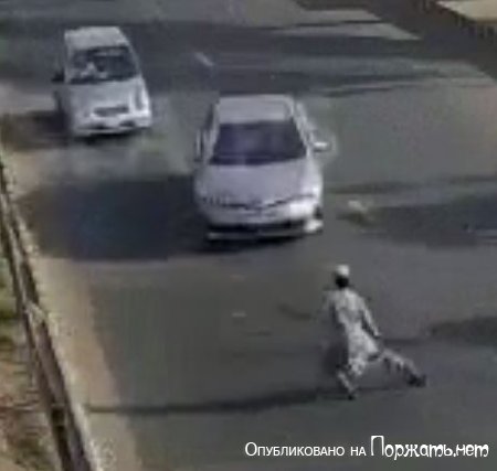 Машина сбивает пешехода 