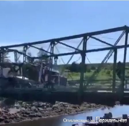 Обрушение моста под грузовиком 