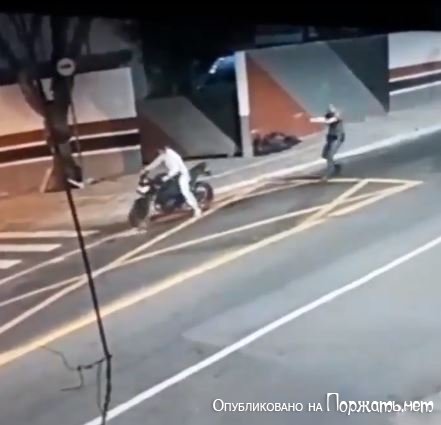 Полицейский пристрелил мотоциклиста,Бразилия 